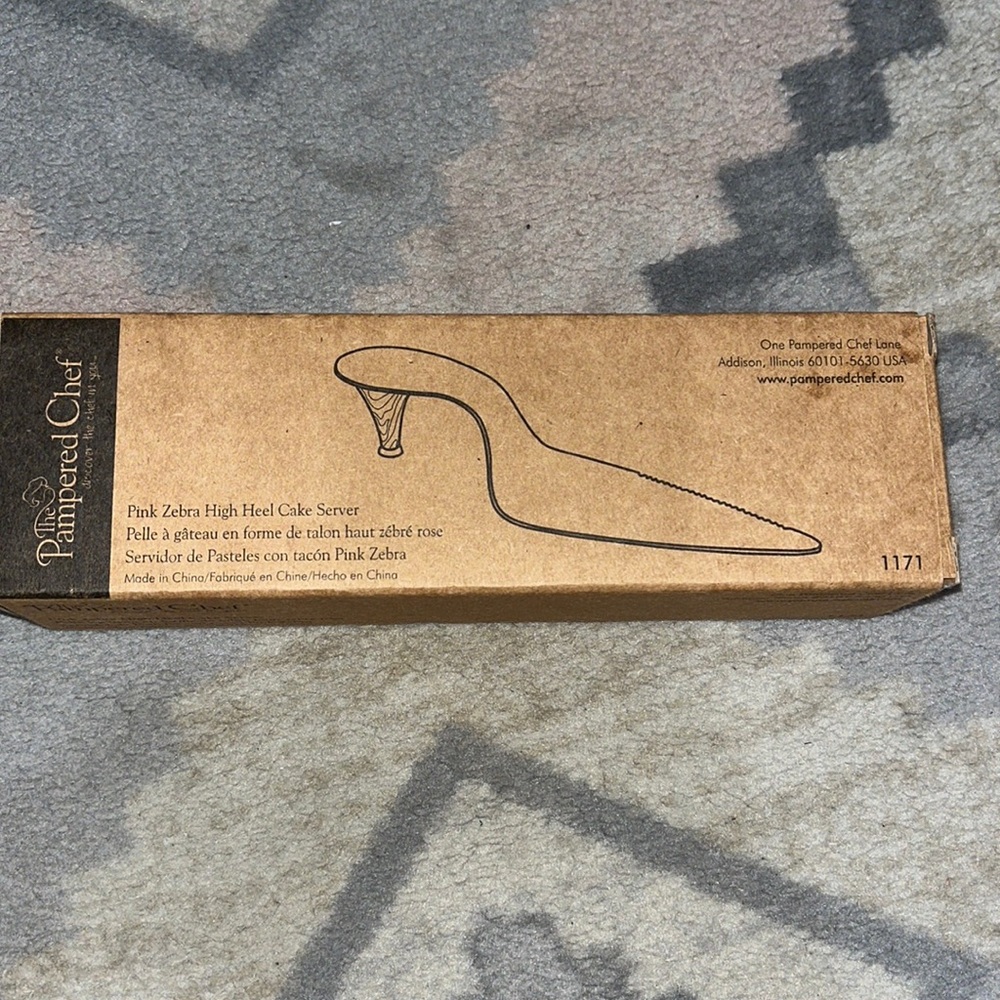 The pampered chef high heel cake server
